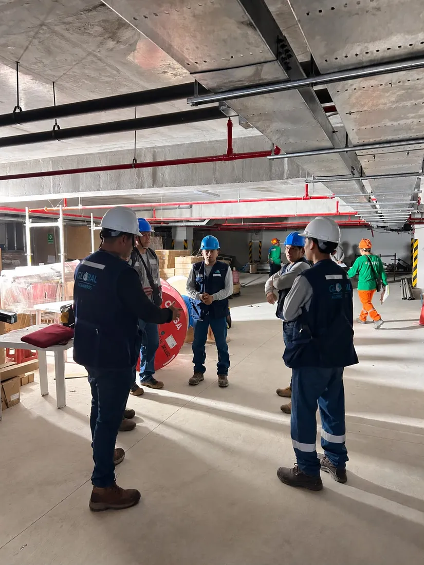Equipo de Global Ingenieros dando una charla de seguridad en obra