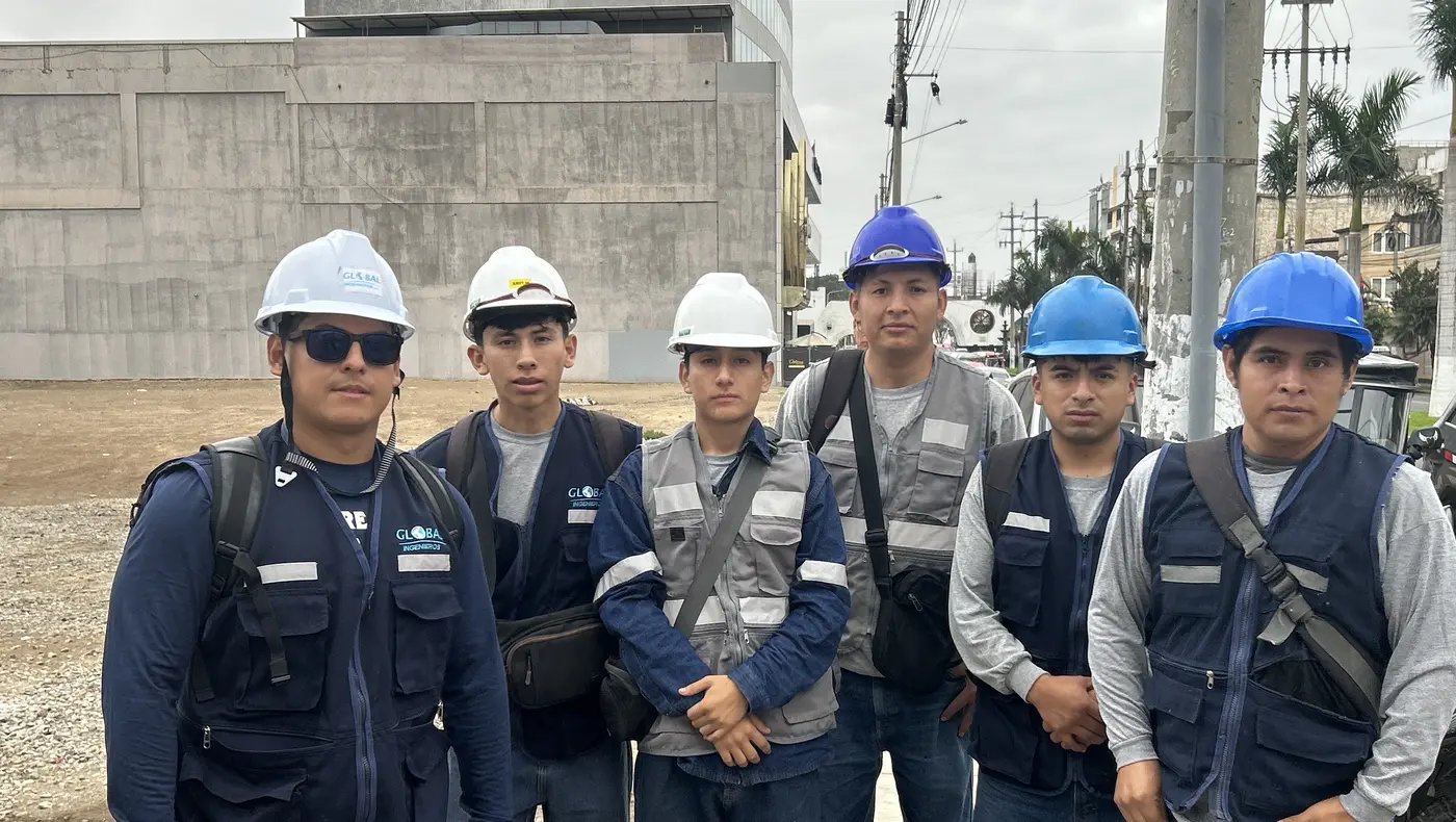 El equipo de Global Ingenieros con cascos y chalecos frente a una obra en Trujillo